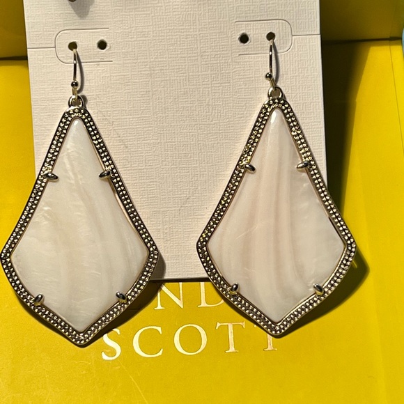 NWT Kendra Scott RARE & Retired Alexandra Earrings White Pearl Yellow Gold W😍W! - Picture 15 of 15